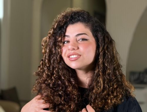 الفرق بين الكيرلي الطبيعي والكيرلي الحراري – أيهما أفضل لشعركِ؟